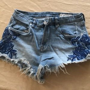 Blank NYC Jean shorts with flower detail. Sz 26